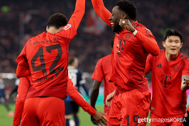 ▲24년 12월 7일 FC 바이에른 뮌헨과 1의 분데스리가 경기에서 팀 동료 자말 무시알라와 팀의 득점을 축하하는 알폰소 데이비스 (사진=gettyimagesKOREA)