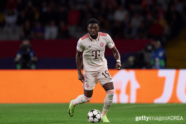 ▲24년 10월 23일 스페인 바르셀로나의 에스타디 올림픽 루이스 컴퍼니에서 열린 FC 바르셀로나와 FC 바이에른 뮌헨의 UEFA 챔피언스리그 2024/25 리그 페이즈 MD3 경기 중인 알폰소 데이비스 (사진=gettyimagesKOREA)