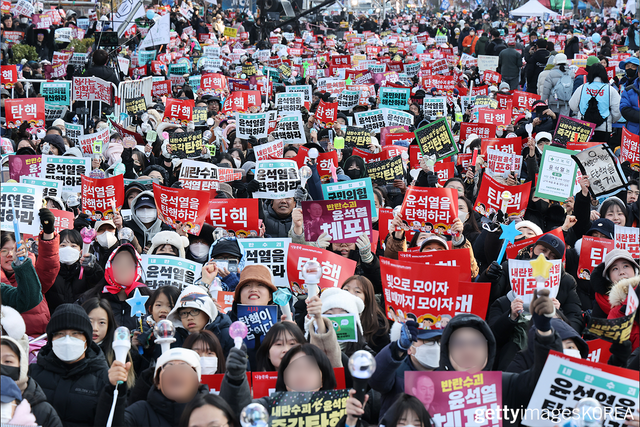 ▲12월 14일 대한민국 서울 국회 앞에서 윤석열 체포를 외치는 시위대 (사진=gettyimagesKOREA)