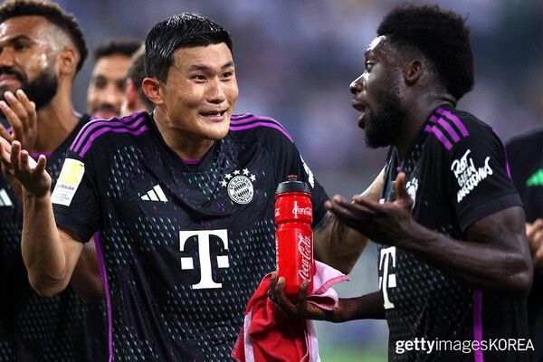 ▲23년 9월 2일 독일 묀헨글라트바흐의 보루시아 파크 스타디움에서 열린 보루시아 묀헨글라트바흐와 FC 바이에른 뮌헨의 분데스리가 경기에서 알폰소 데이비스와 대화를 나누는 김민재 (사진=gettyimagesKOREA)