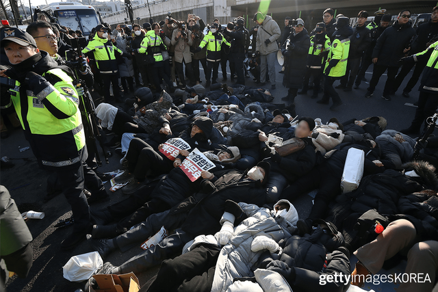 ▲1월 3일 윤 대통령의 관저 앞에서 길바닥에 눕는 지지자들 (사진= gettyimagesKOREA)