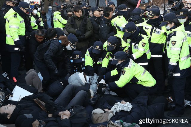 ▲1월 3일 윤 대통령의 관저 앞에서 길바닥에 눕는 지지자들 (사진= gettyimagesKOREA)