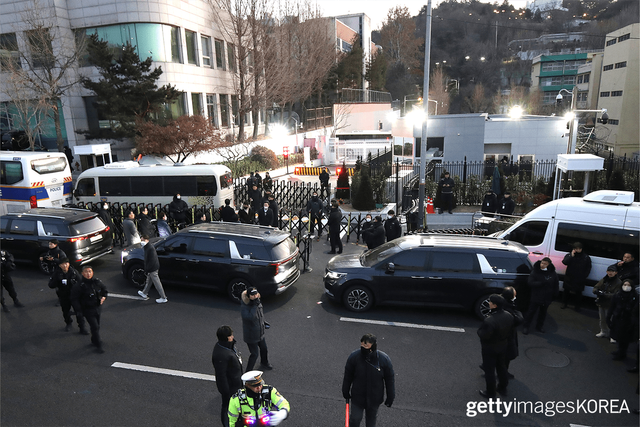 ▲1월 3일 윤석열 대통령의 관저 앞에 선 경찰관들 (사진=gettyimagesKOREA)