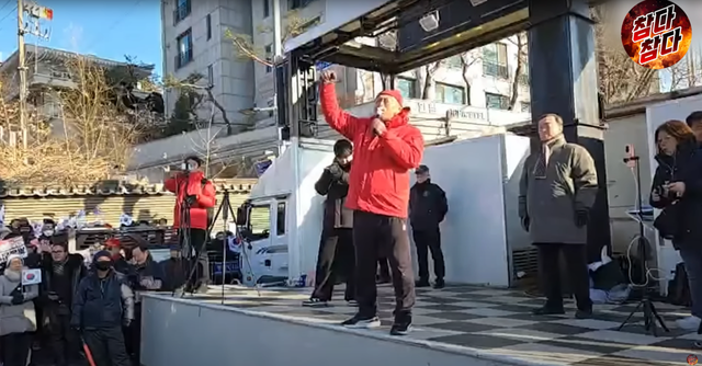 ▲지난 2일 한남동 대통령 관저 앞 시위에서 발언하는 김흥국 (사진=유튜브 채널 '국민계엄')