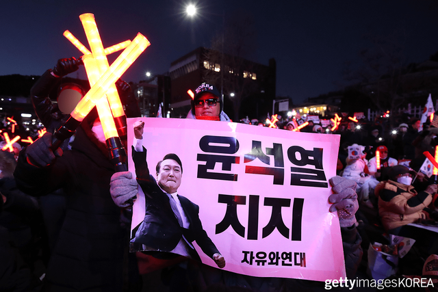 ▲12월 31일 서울 대통령 관저 앞에서 집회를 벌이는 윤 대통령 지지자들 (사진=gettyimagesKOREA)