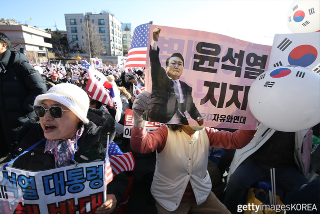 ▲12월 31일 서울 대통령 관저 앞에서 집회를 벌이는 윤 대통령 지지자들 (사진=gettyimagesKOREA)
