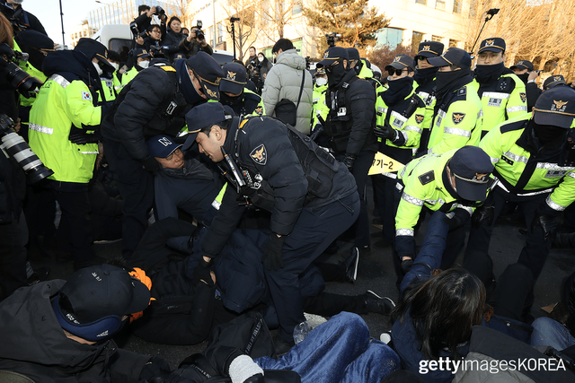 ▲1월 3일 윤 대통령의 관저 앞에서 길바닥에 눕는 지지자들 (사진= gettyimagesKOREA)