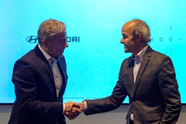 ▲2020년 2월 1일(현지시각) 미국 LA에 위치한 카누 본사 사옥에서 현대·기아자동차 차량아키텍처개발센터 파예즈 라만 전무(사진 좌측)와 카누의 울리히 크란츠 대표가 차세대 전기차 플랫폼 개발 협력 계약을 체결한 뒤 악수를 나누고 있다.(사진=현대차그룹)