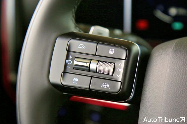 ▲싼타페 스마트 크루즈 컨트롤과 차로 유지 보조 작동 버튼(사진=오토트리뷴 DB)