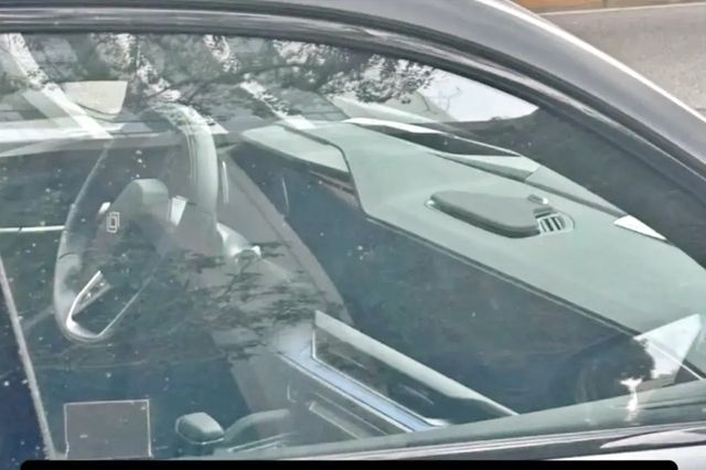 르노 오로라 2 추정 테스트카 유출 스파이샷 /사진=newcarscoops