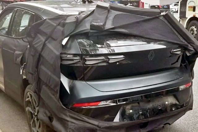 르노 오로라 2 추정 테스트카 유출 스파이샷 /사진=newcarscoops