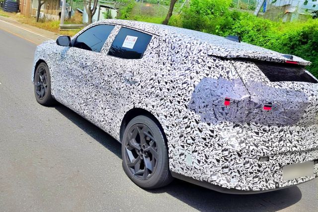 르노코리아 오로라 2 추정 테스트카 스파이샷 /사진=오토스파이넷