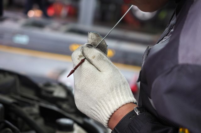 엔진오일을 확인하는 장면 /사진=불스원