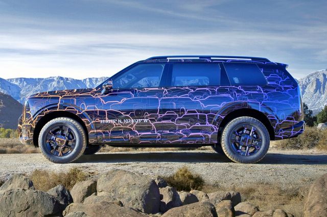 위장 랩핑을 두른 신형 텔루라이드 /사진=기아 미국 법인