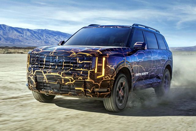 위장 랩핑을 두른 신형 텔루라이드 /사진=기아 미국 법인