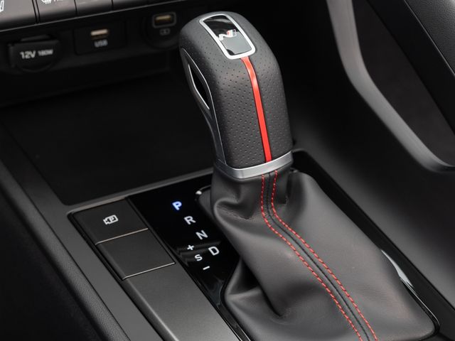 2010년대 이전만 해도 패들 시프트는 흔한 것이 아니었다. 변속기 옆 수동 변속 모드 때문이었다. /사진=View H