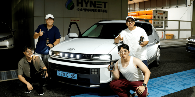 현대 넥쏘의 36시간 주행 테스트에 참가한 유튜버들의 기념 사진 /사진=유튜브 '모트라인 MOTline'