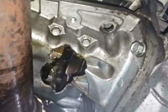 구멍이 뚫린 싼타페 3.3 람다 엔진 /사진=Carscoops