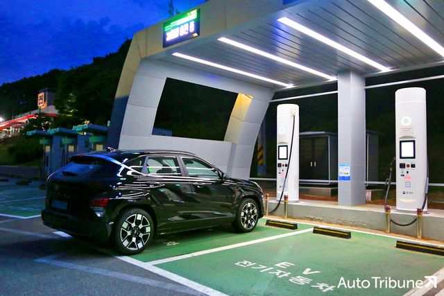 전기차 전용 충전 구역에서 충전 중인 현대 코나 일렉트릭 /사진=양봉수 기자