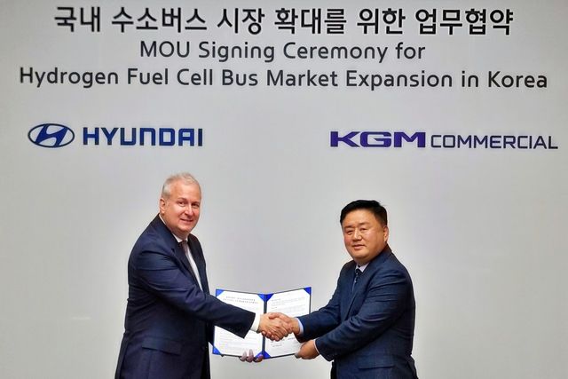 수소 버스 개발 관련 업무협약을 체결한 KGMC와 현대차 /사진=KGMC