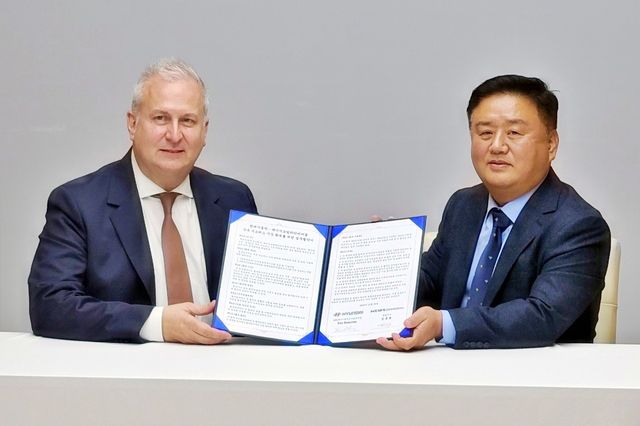 수소 버스 개발 관련 업무협약을 체결한 KGMC와 현대차 /사진=KGMC
