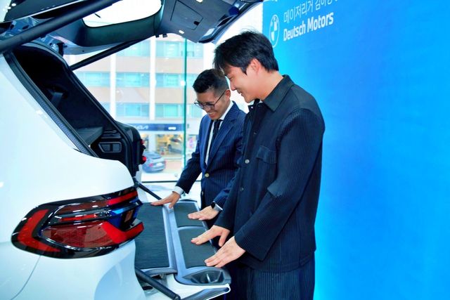 후원받은 BMW X7을 둘러보고 있는 김하성 /사진=도이치 모터스