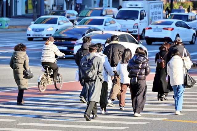 횡단보도에서 길을 건너고 있는 사람들 /사진=연합뉴스