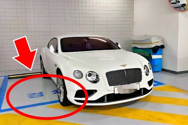 경차 전용 주차 구역에 주차된 벤틀리 컨티넨탈 GT /사진=온라인 커뮤니티