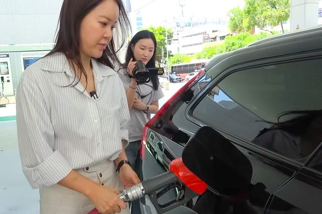 주유 중인 백지영, (사진 속 차는 본 기사의 주 내용과 관련 없음, 사진=유튜브'백지영 Baek Z Young')