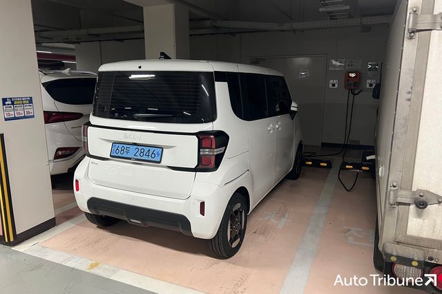 지하주차장에서 충전 중인 기아 레이 EV /사진-=오토트리뷴 DB