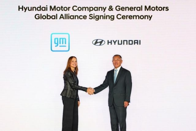 ▲ (좌)메리 바라 GM 회장 겸 CEO와 정의선 현대차그룹 회장. (사진= 현대차)