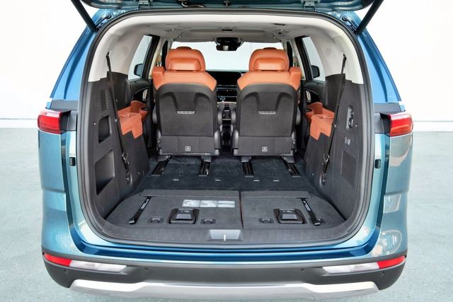 ▲구형 카니발 7인승 중 3열 시트를 싱킹한 장면. 현행 역시 동일하다.(사진=기아)