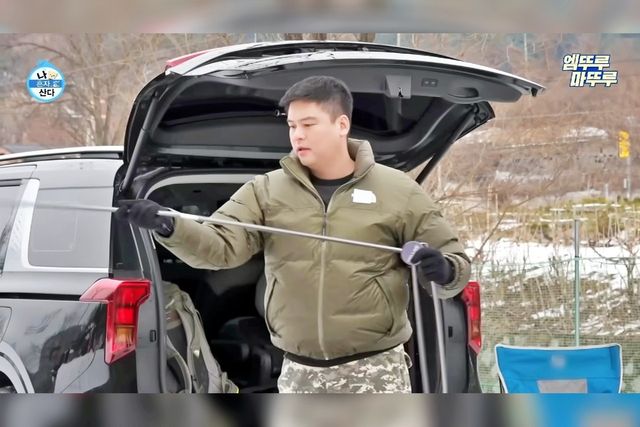 ▲캠핑을 위해 텐트를 설치하고 있는 이장우(사진=유튜브 '엠뚜루마뚜루 : MBC 공식 종합 채널')