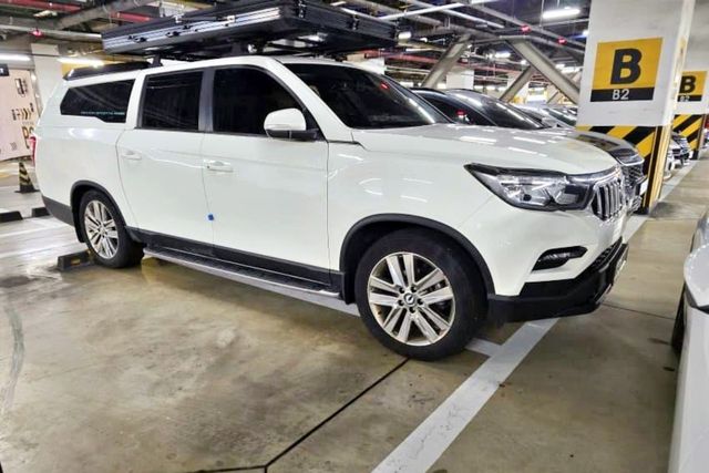 ▲주차 칸 두 대 분량을 차지한 차(사진=온라인 커뮤니티)