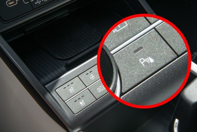 ▲쏘나타에 있는 주차 센서 버튼(사진=현대차)