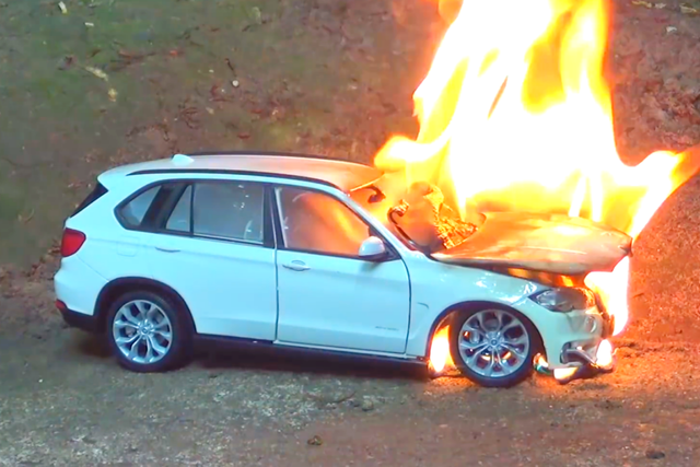 ▲참고사진, BMW X5 엔진룸에 불이 붙은 모습(사진=유튜브'Constructive Destruction',)