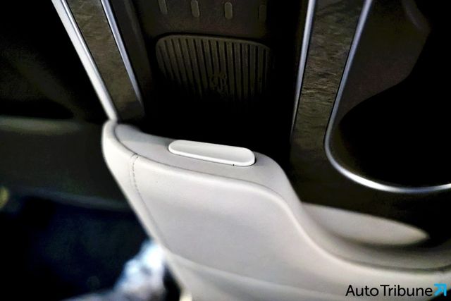 ▲현대 팰리세이드 9인승 센터 콘솔 개방 버튼. 등받이를 펼 경우 작동하지 않는다.(사진=김동민 기자)