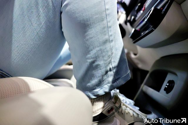 ▲현대 팰리세이드 9인승 1열 중앙 시트 착좌 시 허벅지가 뜬다.(사진=김동민 기자)