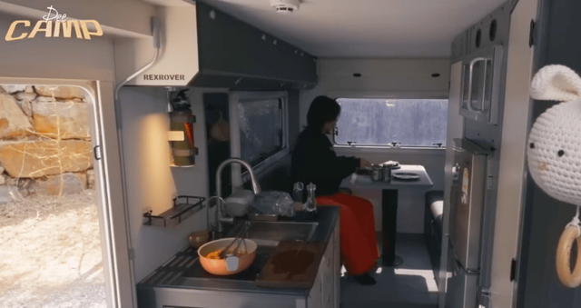 ▲윤도현이 캠핑카에서 식사하는 모습(사진=유튜브'윤도현 Yoon Do Hyun')