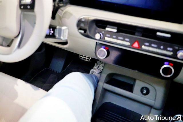 ▲현대 팰리세이드 9인승 1열 중앙 시트에서 왼쪽 다리를 뻗으면 발에 가속 페달이 닿는다.(사진=김동민 기자)