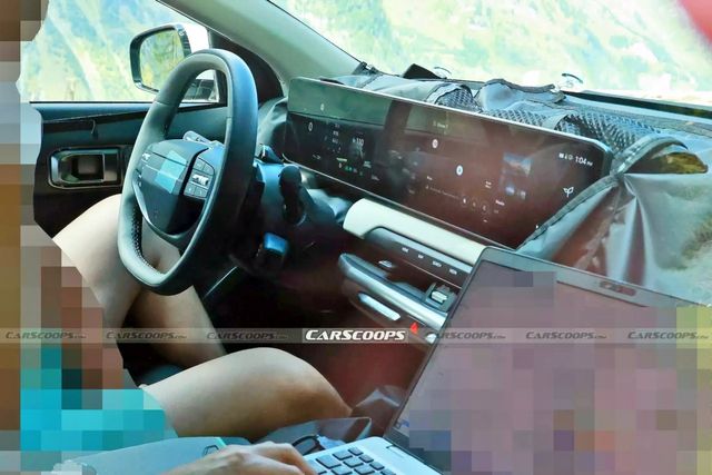 ▲기아 EV4 인테리어 스파이샷(사진=Carscoops)