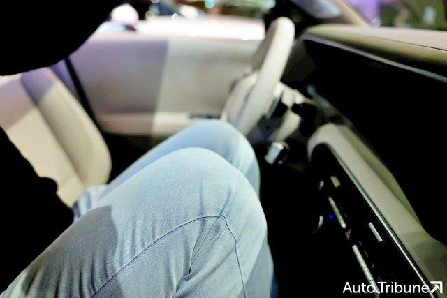 ▲현대 팰리세이드 9인승 1열 중앙 시트 착좌 시 무릎과 다리가 센터패시아 모두를 가린다.(사진=김동민 기자)