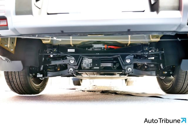 ▲KGM 무쏘 EV 후륜측 하부. 전기 모터 장착이 눈에 띈다.(사진=김동민 기자)