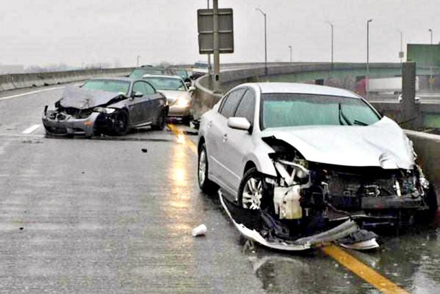 ▲블랙 아이스로 일어난 사고(사진=온라인 커뮤니티)