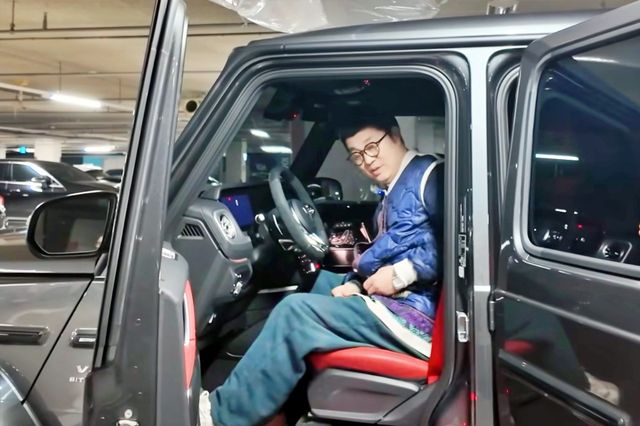 ▲본인 구매 G-클래스에 타고 있는 지상렬(사진=유튜브 ‘☆벤츠보스☆김형진 팀장 [한성자동차]’)