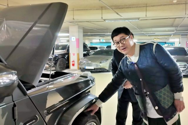 ▲참고사진, 본인 구매 G-클래스를 살펴보는 지상렬(사진=유튜브 ‘☆벤츠보스☆김형진 팀장 [한성자동차]’)