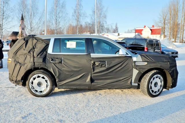 ▲제네시스 GV90 스탠다드 추정 스파이샷(사진=Carscoops)