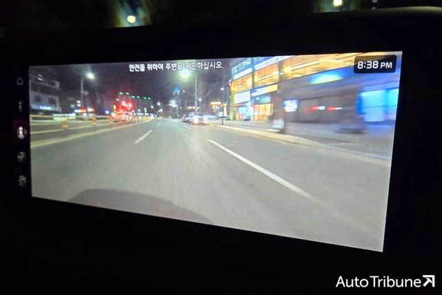▲기아 셀토스에서 야간 주행 시, 후방카메라를 작동한 모습(사진=양봉수 기자)