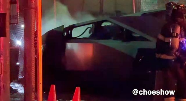 ▲화재 피해를 입은 테슬라 사이버트럭 (사진=유튜브 choeshow 갈무리)