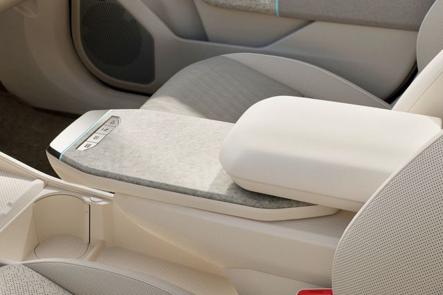 ▲EV4 슬라이딩 콘솔 테이블(사진=기아)